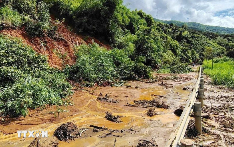 Tuyến đường Quốc lộ 4G đoạn từ xã Huổi Một-xã Sốp Cộp, tỉnh Sơn La bị sụt lở do mưa lũ. (Ảnh: TTXVN phát)