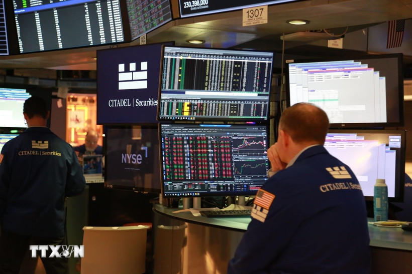 Hoạt động tại Sàn giao dịch chứng khoán New York, Mỹ. (Ảnh: THX/TTXVN)
