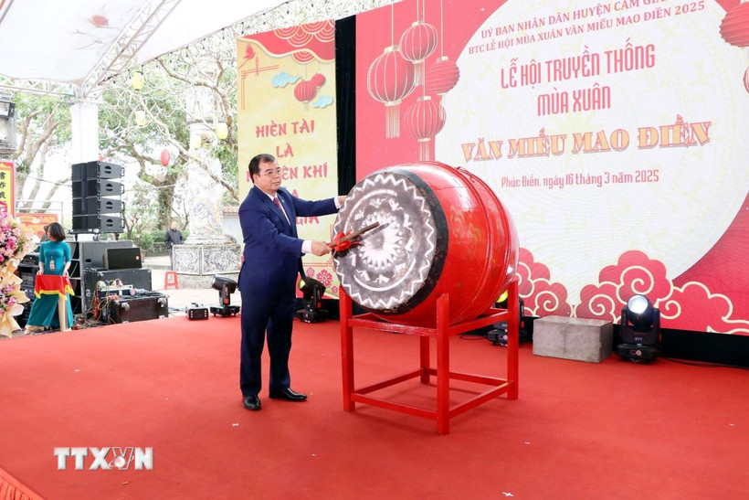 Phó Chủ tịch UBND tỉnh Hải Dương Nguyễn Minh Hùng đánh trống khai hội. (Ảnh: Mạnh Tú/TTXVN)