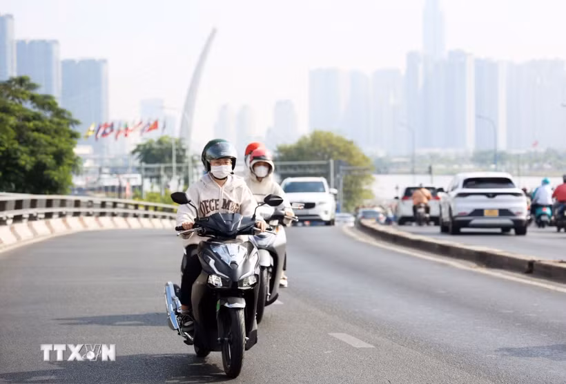 Người dân di chuyển trên cầu Khánh Hội, từ quận 1 qua quận 4, sáng 27/4/2024. (Ảnh: Hồng Đạt/TTXVN)
