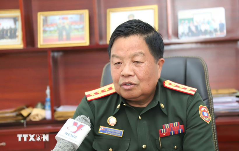 Đại tá, Tiến sỹ Saveng Dennamonh, Chính ủy Trường Văn hóa Dân tộc nội trú Quân đội nhân dân Lào, trả lời phỏng vấn. (Ảnh: Xuân Tú/TTXVN)