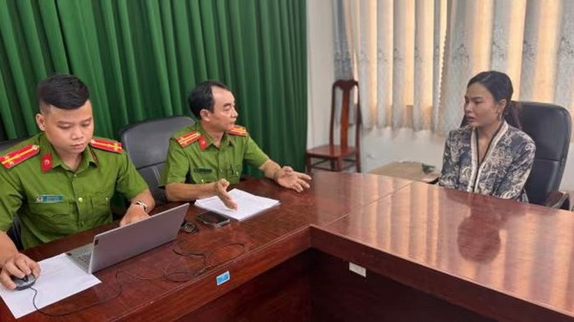 Cán bộ Công an làm việc với Nguyễn Thị Kim Hoa. (Nguồn: Báo Công an Nhân dân)