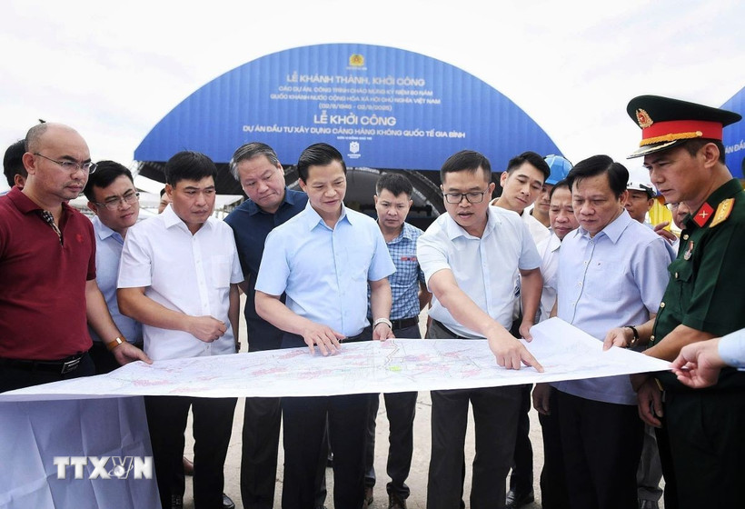 Chủ tịch UBND tỉnh Bắc Ninh Vương Quốc Tuấn cùng lãnh đạo một số sở, ngành của tỉnh kiểm tra công tác chuẩn bị cho lễ khởi công Cảng hàng không quốc tế Gia Bình. (Ảnh: TTXVN phát)