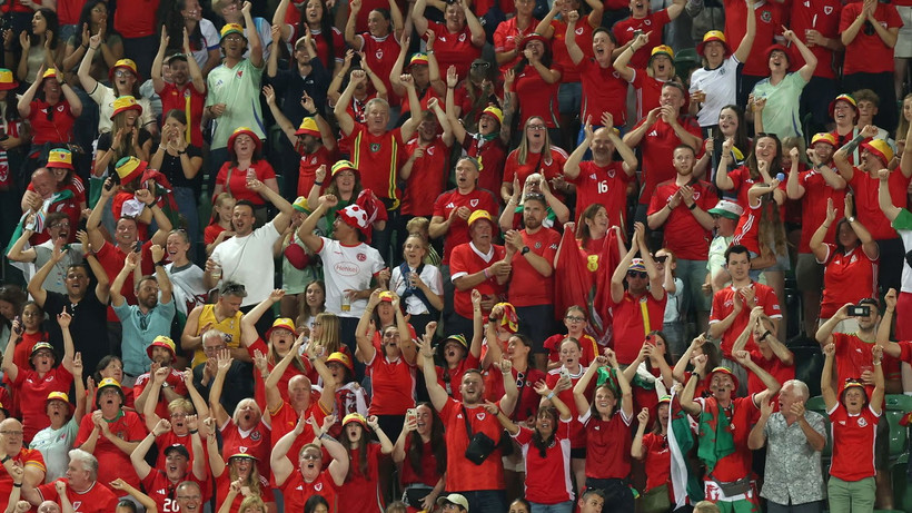 Cổ động viên đến sân cổ vũ các đội bóng đá nữ. (Nguồn: Getty Images)