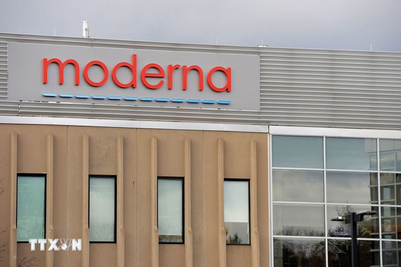 Biểu tượng của Moderna tại trụ sở ở Norwood, Massachusetts, Mỹ. (Ảnh: AFP/TTXVN)