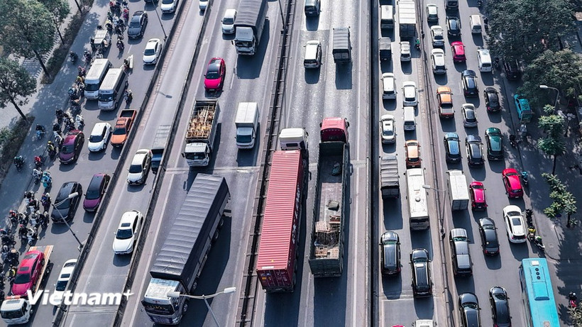 Hình ảnh giao thông tại nút giao Tố Hữu-Lê Văn Lương-Khuất Duy Tiến. (Ảnh: Hoài Nam/TTXVN)