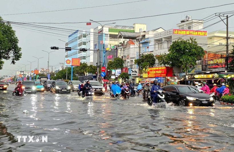 Trận mưa to trong thời gian ngắn gây ngập trên đường Nguyễn Văn Cừ. (Ảnh: Thanh Liêm/TTXVN)