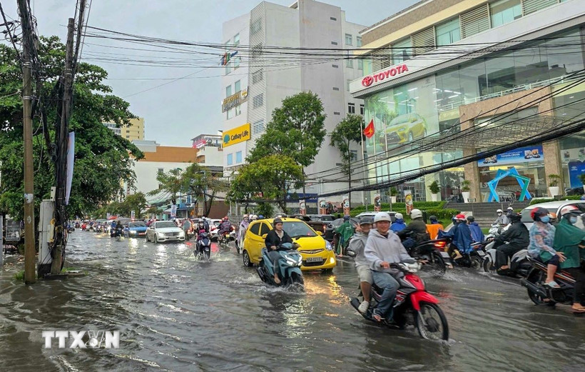 Mưa to gây ngập trên đường Cách Mạng Tháng Tám, quận Ninh Kiều, Cần Thơ. (Ảnh: Thanh Liêm/TTXVN)