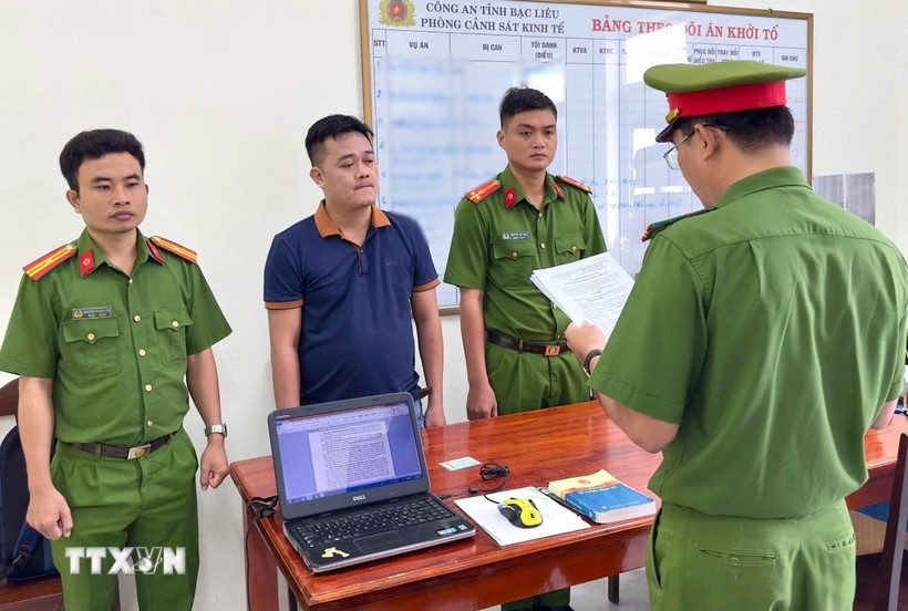 Cơ quan Cảnh sát điều tra tống đạt quyết định khởi tố bị can Huỳnh Đức Đạt. (Ảnh: Trọng Nguyễn/TTXVN phát)