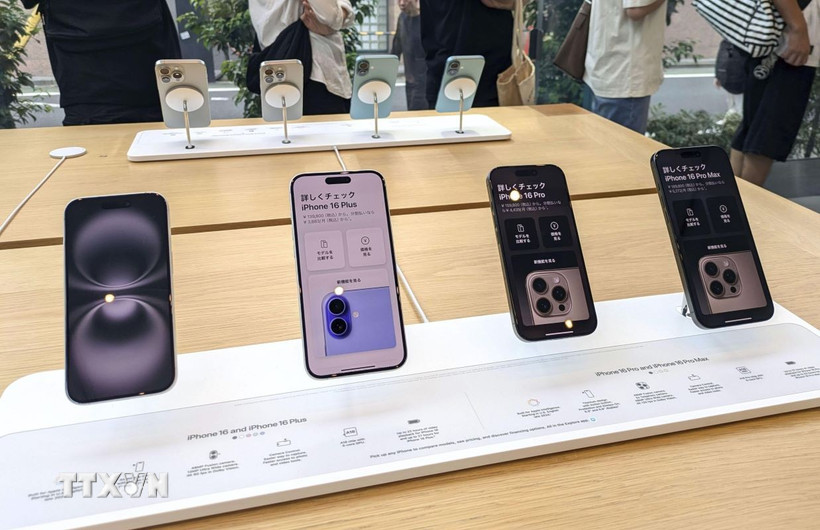 Điện thoại iPhone của Apple được trưng bày tại đại lý bán lẻ ở Tokyo, Nhật Bản. (Ảnh: Kyodo/TTXVN)