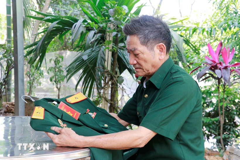 Cựu chiến binh Lương Khuyến Giang ở Tổ dân phố 6, thị trấn Yên Bình, huyện Yên Bình (Yên Bái) tự hào khi góp một phần vào Đại thắng mùa Xuân năm 1975. (Ảnh: Tuấn Anh/TTXVN)