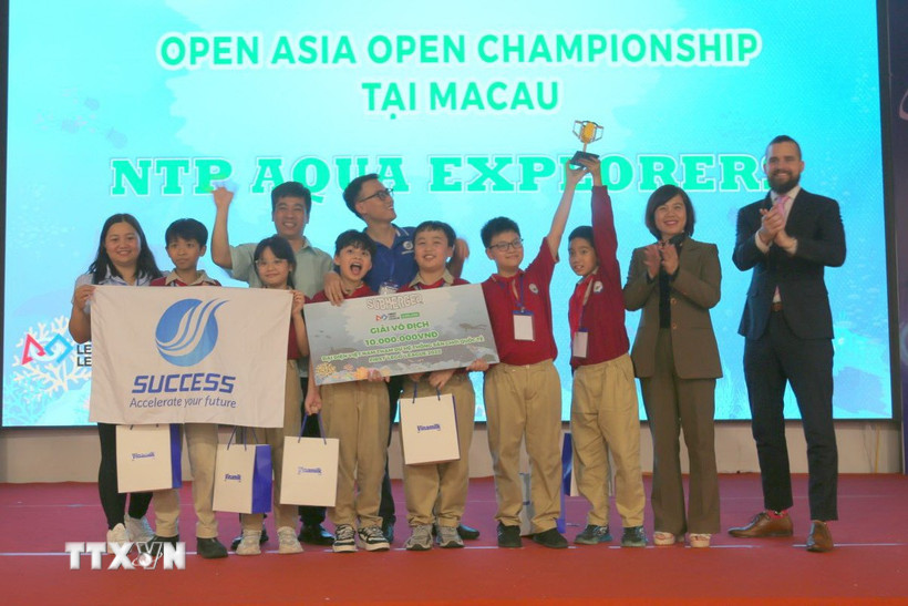 Trao giải Vô địch cho đội thi của Trường Tiểu học Nguyễn Tri Phương, Hải Phòng, sẽ là đội đại diện cho Việt Nam tham gia vào sân chơi FIRST LEGO LEAGUE Asia Open Championship thế giới vào tháng 8/2025 tại Macau, Trung Quốc. (Ảnh: Minh Thu/TTXVN)