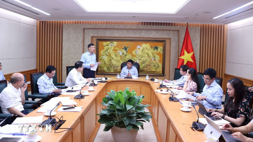 Phó Thủ tướng Nguyễn Chí Dũng chủ trì cuộc họp. (Ảnh: Văn Điệp/TTXVN)