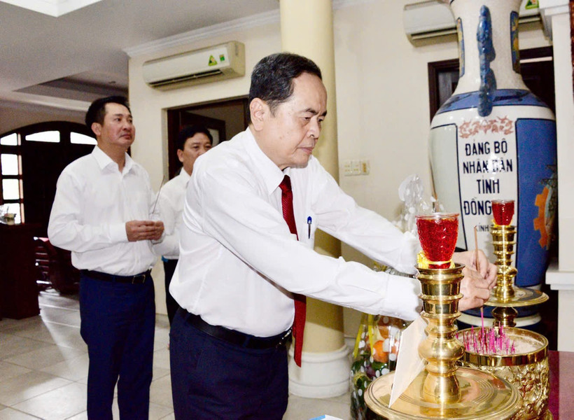 Chủ tịch Quốc hội Trần Thanh Mẫn dâng hương tưởng nhớ tri ân những đóng góp to lớn của cố Chủ tịch Quốc hội Nguyễn Hữu Thọ. (Nguồn: Quốc hội)