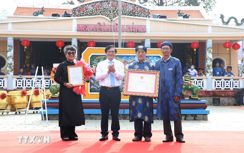 Phó Chủ tịch UBND tỉnh Đồng Nai Nguyễn Sơn Hùng trao quyết định của Bộ Văn hóa, thể thao và du lịch công nhận Di sản Văn hóa Phi vật thể Quốc gia Lễ giỗ Lễ Thành Hầu Nguyễn Hữu Cảnh cho Ban Qúy tế Đền thờ Nguyễn Hữu Cảnh. (Ảnh: Lê Xuân/TTXVN)