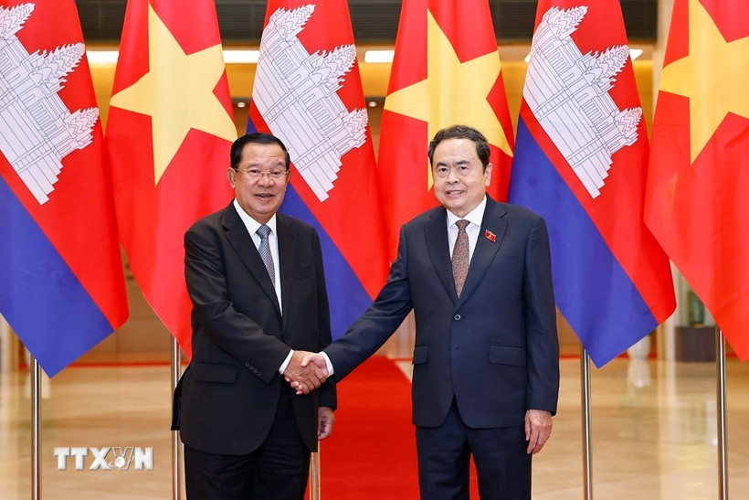 Chủ tịch Quốc hội Trần Thanh Mẫn và Chủ tịch Đảng Nhân dân Campuchia, Chủ tịch Thượng viện Campuchia Hun Sen. (Ảnh: Doãn Tấn/TTXVN)