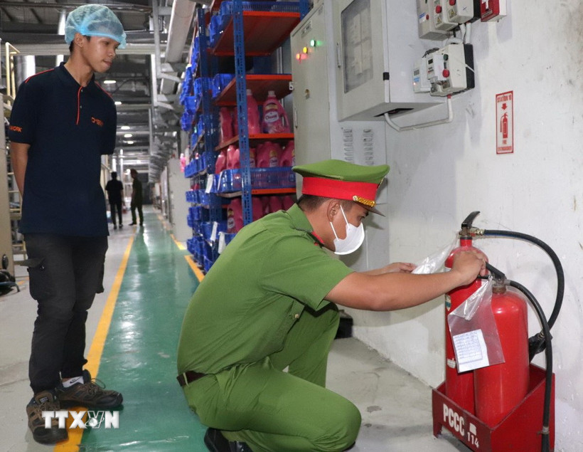 Lực lượng chức năng kiểm tra hệ thống PCCC tại Công ty TNHH Logoplaste Vietnam. (Ảnh: Huyền Trang/TTXVN)