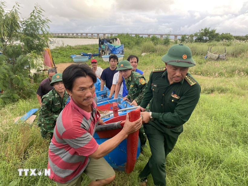 Lực lượng Đồn Biên phòng Tuy Hòa hỗ trợ người dân đưa tàu thuyền đến nơi an toàn. (Ảnh: Tường Quân/TTXVN)
