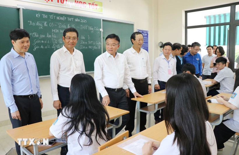 Phó Thủ tướng Lê Thành Long kiểm tra công tác chuẩn bị cho kỳ thi THPT tại Hải Phòng. (Ảnh: Hoàng Ngọc/TTXVN)