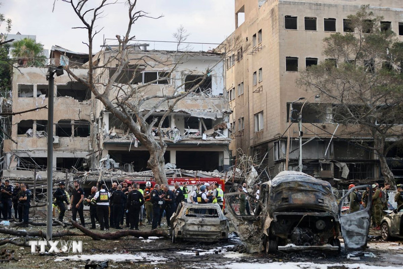 Cảnh đổ nát sau vụ tấn công tên lửa tại Tel Aviv, Israel. (Ảnh: THX/TTXVN)