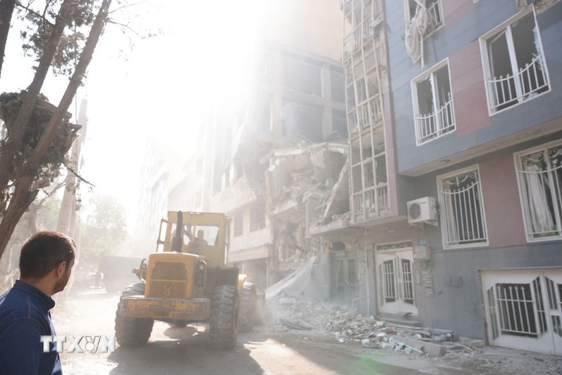 Tòa nhà bị phá hủy sau cuộc không kích của Israel tại Tehran, Iran. (Ảnh: THX/TTXVN)