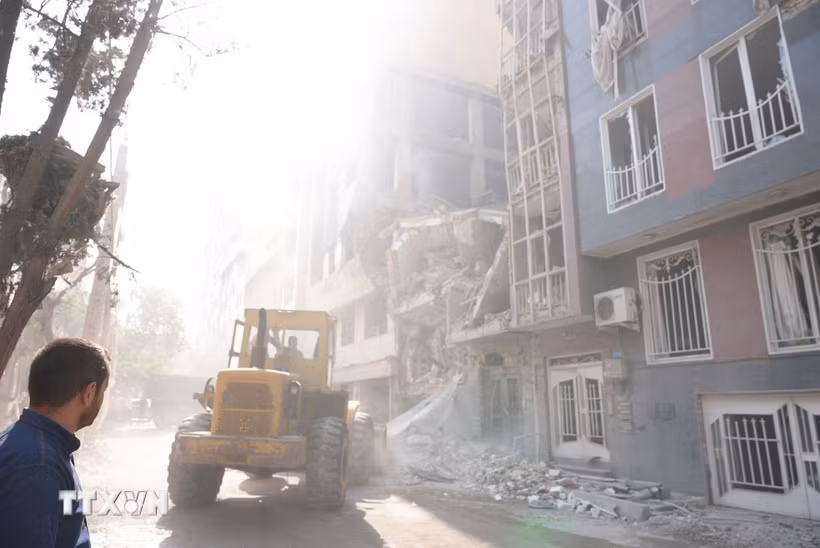 Tòa nhà bị phá hủy sau cuộc không kích của Israel tại Tehran, Iran. (Ảnh: THX/TTXVN)