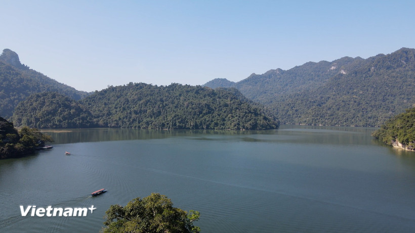 Hồ Ba Bể, điểm đến không thể bỏ qua khi đặt chân tới Bắc Kạn. (Ảnh: Vietnam+)