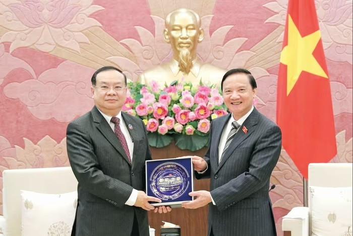Phó Chủ tịch Quốc hội Nguyễn Khắc Định tặng quà lưu niệm tặng Chủ nhiệm Ủy ban Đối ngoại của Quốc hội Lào Sanya Praseuth. (Nguồn: Báo Đại biểu Nhân dân)