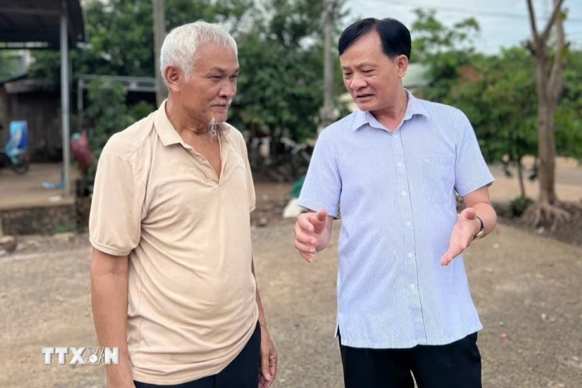 Ông Điểu Kem cùng lãnh đạo huyện Phú Riềng trao đổi giải pháp phát triển nông thôn bền vững. (Ảnh: TTXVN phát)