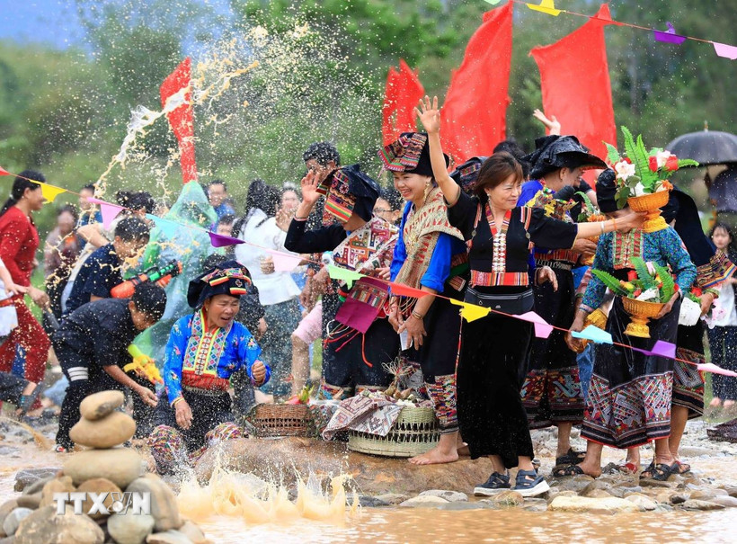 Người dân và du khách tham gia té nước tại ngày hội. (Ảnh: Trung Kiên/TTXVN)