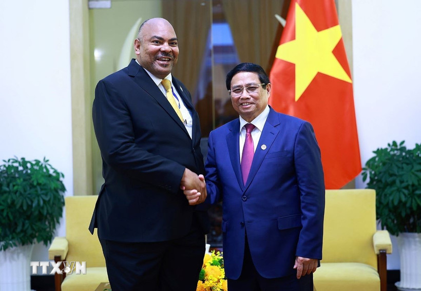 Thủ tướng Phạm Minh Chính tiếp Bộ trưởng Ngoại giao và Hợp tác Đông Phi nước Cộng hòa Thống nhất Tanzania Mahmoud Thabit Kombo. (Ảnh: Dương Giang/TTXVN)