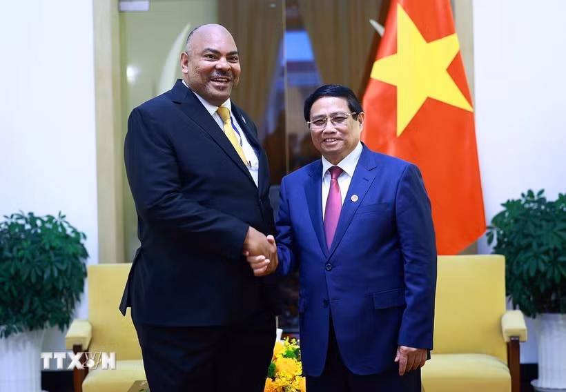 Thủ tướng Phạm Minh Chính tiếp Bộ trưởng Ngoại giao và Hợp tác Đông Phi nước Cộng hòa Thống nhất Tanzania Mahmoud Thabit Kombo. (Ảnh: Dương Giang/TTXVN)