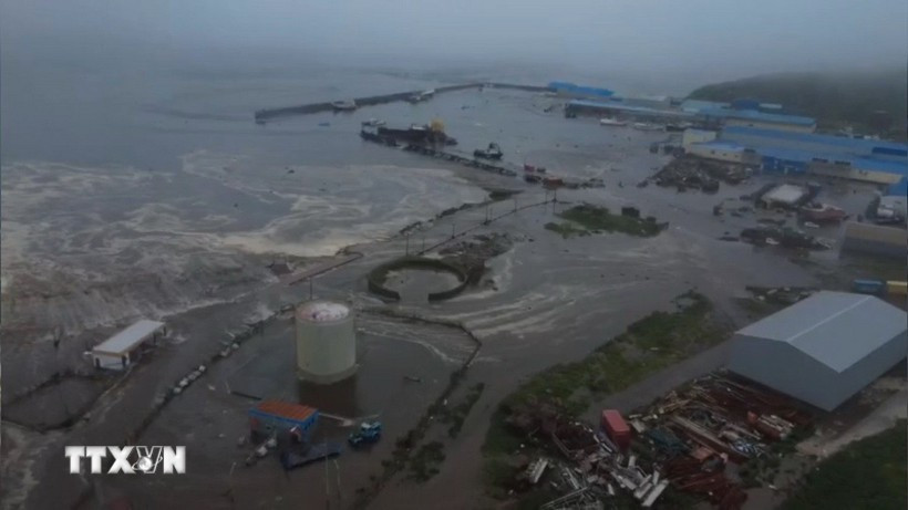 Sóng thần sau động đất gây ngập lụt tại thị trấn Severo-Kurilsk, Nga ngày 30/7/2025. (Ảnh: AA/TTXVN)