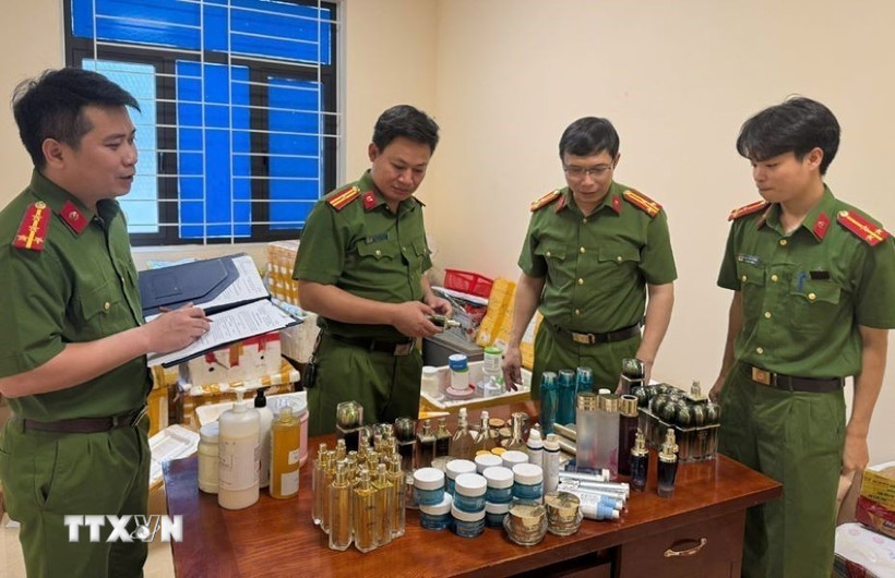 Số lượng lớn mỹ phẩm giả do Nguyễn Thị Dung làm chủ bị cơ quan công an thu giữ phục vụ công tác điều tra. (Ảnh: Cơ quan công an cung cấp)