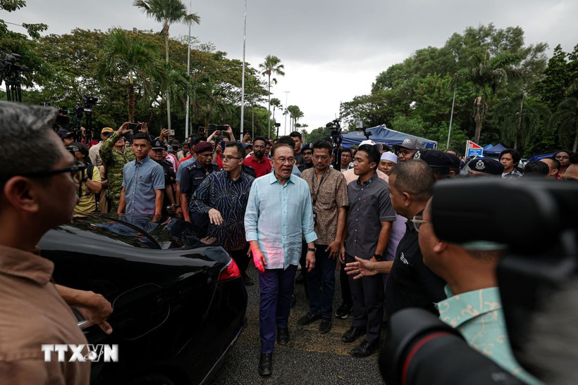 Thủ tướng Anwar Ibrahim thị sát hiện trường tối 1/4. (Ảnh: TTXVN phát)