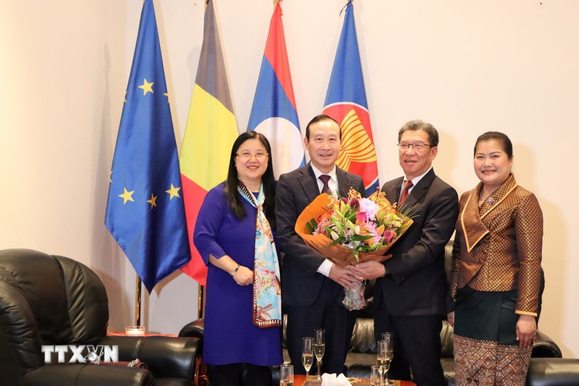 Đại sứ Nguyễn Văn Thảo và phu nhân tặng hoa chúc mừng Đại sứ Lào Kingphokeo Phommahaxay và phu nhân. (Ảnh: Hương Giang/TTXVN)