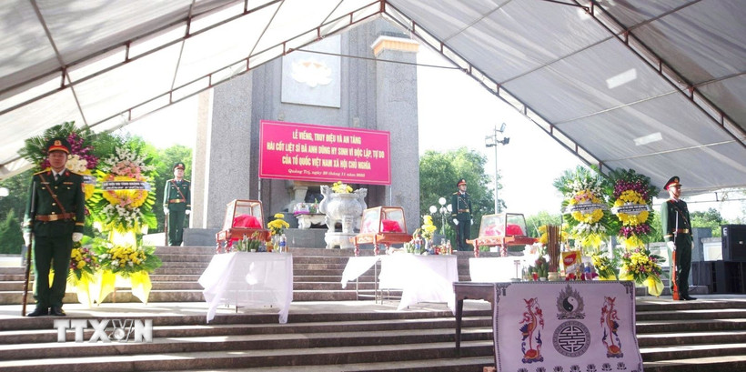 Lễ viếng, truy điệu và an táng các hài cốt liệt sỹ tại Nghĩa trang liệt sỹ Mai Thủy, xã Trường Phú, tỉnh Quảng Trị. (Ảnh: TTXVN phát)