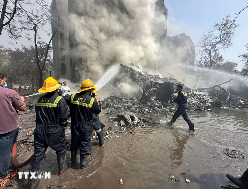 Lực lượng cứu hộ làm nhiệm vụ tại hiện trường vụ tai nạn máy bay của Hãng hàng không Air India tại thành phố Ahmedabad, Ấn Độ ngày 12/6/2025. (Ảnh: Reuters/TTXVN)
