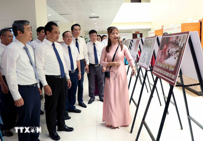 Các đại biểu tham quan triển lãm "Thái Nguyên trong dòng chảy báo chí cách mạng Việt Nam." (Ảnh: Trần Trang/TTXVN)