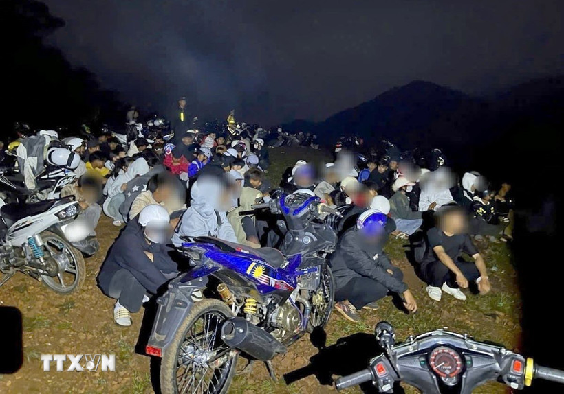 Các đối tượng bị xử lý, tạm giữ phương tiện. (Ảnh: TTXVN phát)