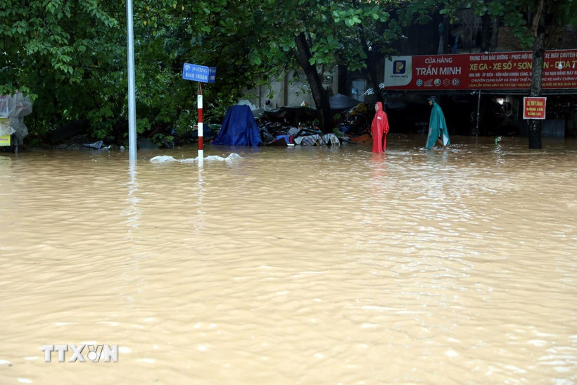 Mưa lớn gây ngập úng một số tuyến phố ở phường Minh Xuân, tỉnh Tuyên Quang. (Ảnh: Quang Cường/TTXVN)