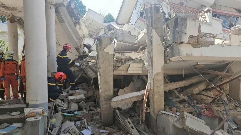 Lực lượng cứu nạn, cứu hộ Bộ Công an tìm kiếm nạn nhân trong 1 tòa nhà ở thị trấn Zabuthari, thủ đô Nay Pyi Taw. (Ảnh: TTXVN phát)