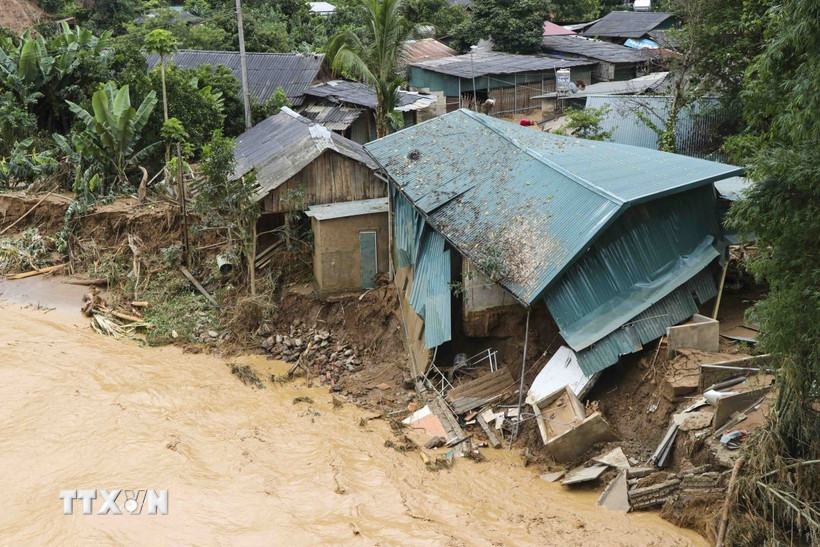 Một số nhà dân ở bản Suối Lư, xã Xa Dung, tỉnh Điện Biên bị đổ sập do mưa lũ. (Ảnh: TTXVN)