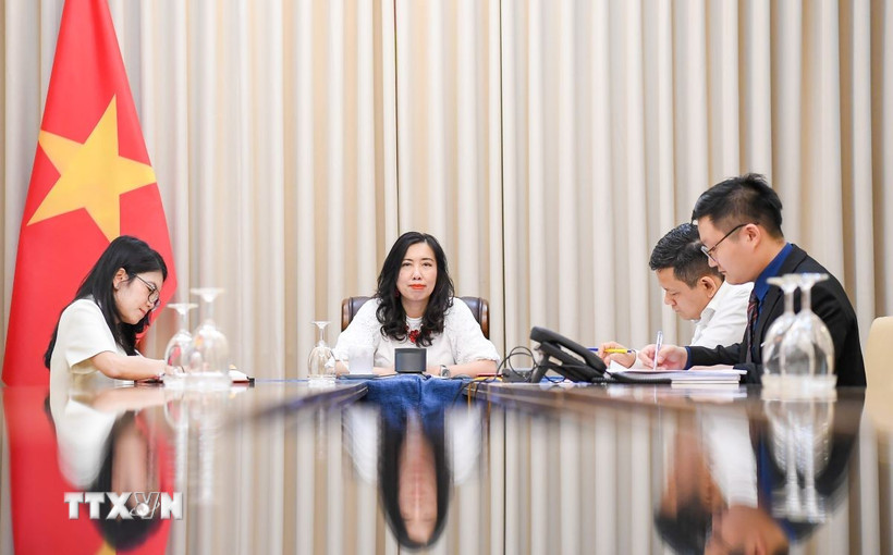 Thứ trưởng Lê Thị Thu Hằng tại cuộc điện đàm. (Ảnh: TTXVN)