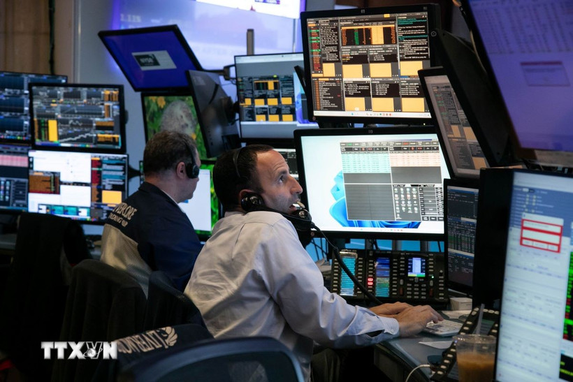 Giao dịch viên tại sàn chứng khoán New York, Mỹ. (Ảnh: THX/TTXVN)