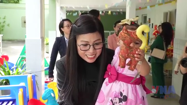Phu nhân Thủ tướng, bà Lê Thị Bích Trân, tới thăm Trung tâm phúc lợi xã hội Dona Meca.