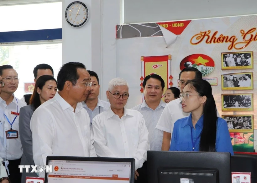 Chủ tịch Ủy ban Nhân dân Thành phố Hồ Chí Minh Nguyễn Văn Được đến kiểm tra thực tế việc vận hành chính thức bộ máy chính quyền phường Dĩ An. (Ảnh: Huyền Trang/TTXVN)