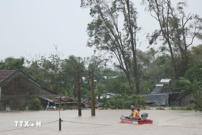 Lực lượng chức năng nỗ lực tiếp cận những khu vực ngập sâu. (Ảnh: Tuấn Anh/TTXVN)