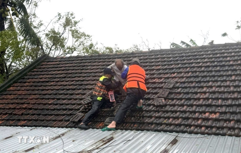 Lực lượng cứu hộ ứng cứu người dân vùng ngập lũ ở phường Tuy Hòa (Đắk Lắk). (Ảnh: Tường Quân/TTXVN)