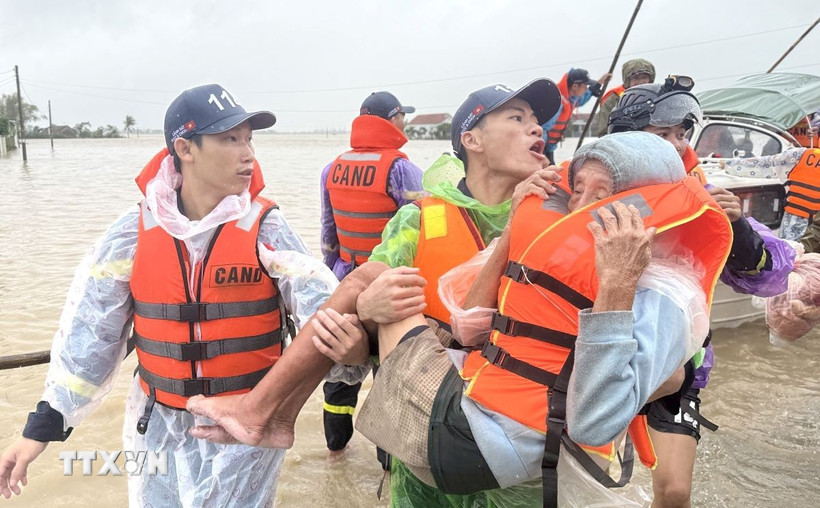 Lực lượng chức năng sơ tán một cụ già trong vùng ngập lũ ở xã Hòa Thịnh, Đắk Lắk đến nơi an toàn. (Ảnh: Tường Quân/TTXVN)